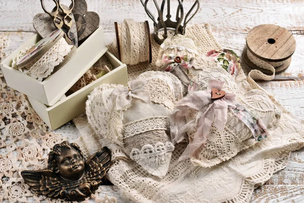 木桌上用花边 亚麻布 针织物和缝纫用品制成的3个老式手工心形心脏 — 图库照片