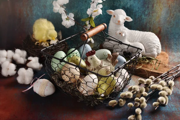 イースターの装飾 Enの置物とワイヤーバスケットの卵 グランジの背景に子羊と鶏 — ストック写真