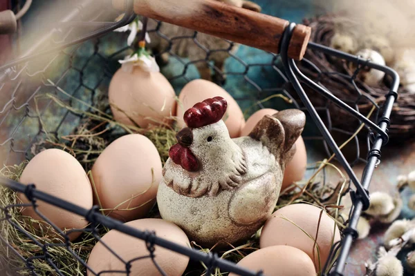 Eski Tarz Paskalya Teli Sepetine Yakın Yumurta Grunge Arkaplanlı Tavuk — Stok fotoğraf