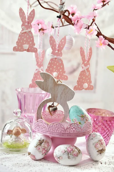Организация Пасхального Стола Красочными Яйцами Деревянным Декором Кролика Розовыми Бумажными — стоковое фото