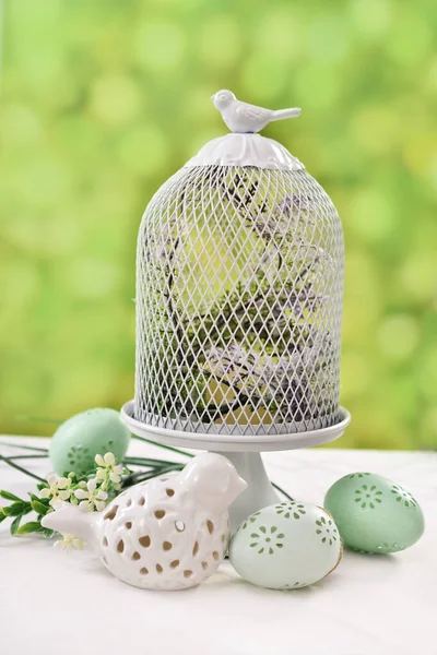 Decoración Pascua Con Jaula Alambre Pájaro Cerámica Huevos Mesa Jardín —  Fotos de Stock