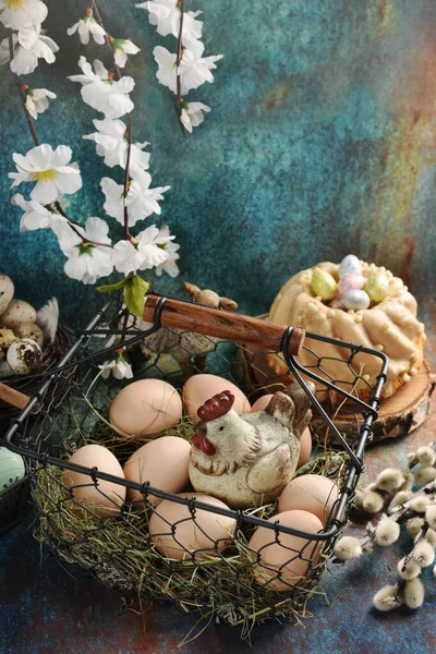 ヴィンテージスタイルイースターテーブルと卵とワイヤバスケットとリングケーキの中のエンフィギュアグランジ背景 — ストック写真