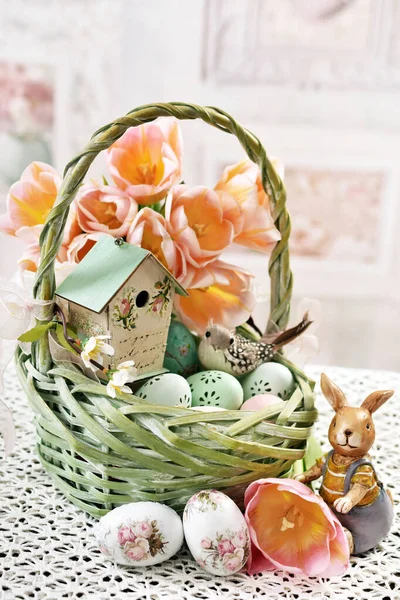 Stolik Wielkanocny Stylu Vintage Wiklinowym Koszem Wypełnionym Jajkami Karmnikiem Ptaków — Zdjęcie stockowe