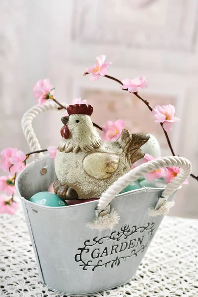 Wielkanocna Dekoracja Stołu Figurką Kury Kolorowe Jaja Metalowym Koszu Stylu — Zdjęcie stockowe