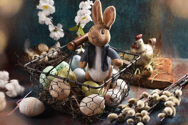 Osterhasenspielzeug Drahtkorb Mit Bunten Eiern Kätzchen Einem Nest Und Einer — Stockfoto
