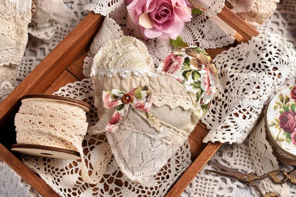 Kaliteli Işi Ketenden Yapılmış Bir Kalp Dikiş Malzemeleriyle Ahşap Kutuda — Stok fotoğraf