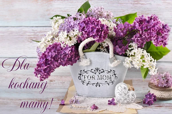 Куча Фиолетовых Белых Лиловых Цветов Винтажном Металлическом Ведре Мамы День — стоковое фото