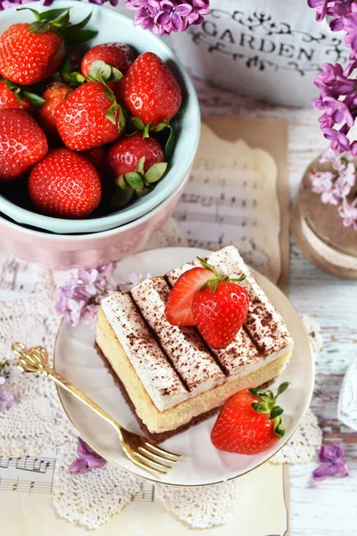 Κάτοψη Του Κέικ Κρέμας Φράουλες Και Φρέσκα Φρούτα Στο Μπολ — Φωτογραφία Αρχείου