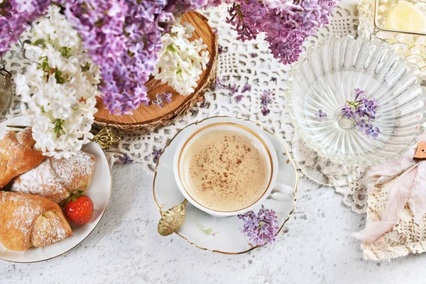 Draufsicht Auf Cappuccino Kaffee Und Mini Croissants Mit Erdbeerfüllung Auf — Stockfoto