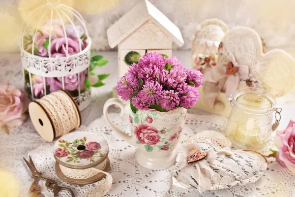 ヴィンテージスタイルのテーブルの上にカップに赤いクローバーの花のロマンチックな花束 — ストック写真
