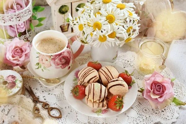 Mini Biscoitos Merengue Com Creme Morangos Uma Xícara Cappuccino Flores — Fotografia de Stock
