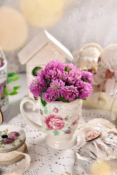 Bunch Red Clover Flowers Cup Vintage Style Table — Stock fotografie