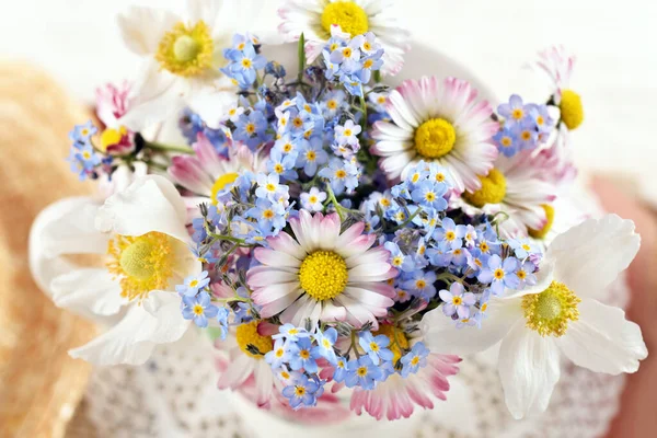 Draufsicht Auf Einen Kleinen Strauß Frischer Gänseblümchen Und Vergissmeinnicht Blumen — Stockfoto