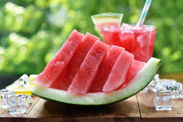 Ein Stück Dekorativ Geschnittene Wassermelone Und Ein Glas Getränk Auf — Stockfoto