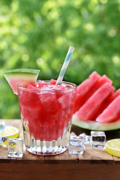 Copo Bebida Melancia Com Cubos Gelo Frutas Frescas Mesa Jardim — Fotografia de Stock