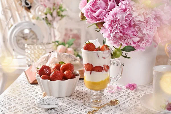 Φράουλα Και Κρέμα Επιδόρπιο Και Φρέσκα Φρούτα Στο Τραπέζι Vintage — Φωτογραφία Αρχείου