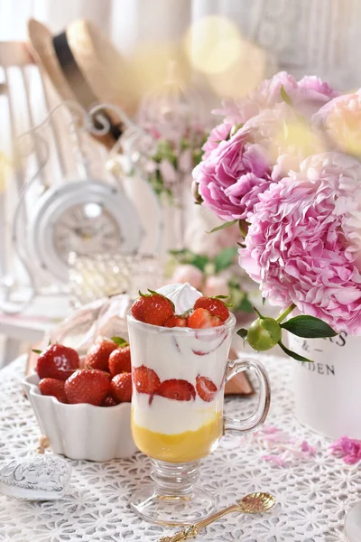 Strawberry Cream Dessert Fresh Fruits Table Vintage Style Bunch Pink — Stock Photo, Image