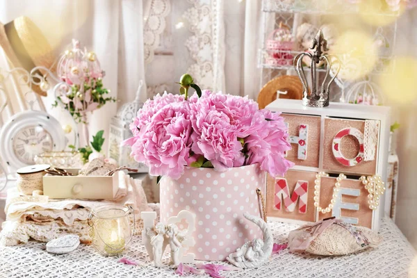 Shabby Chic Style Interior Bunch Fresh Pink Peonies Box Vintage — Stock Photo, Image