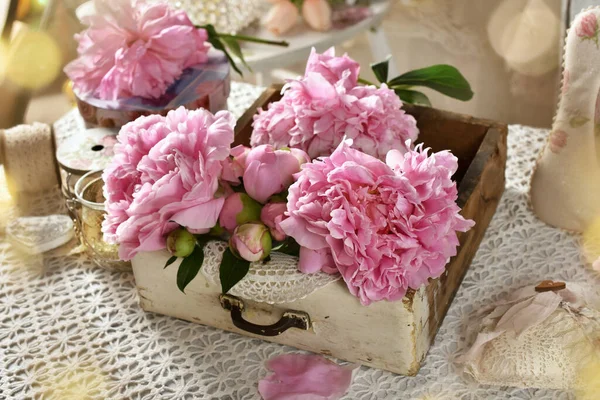 Розовые Свежие Пионы Старом Деревянном Ящике Столе Скатертью Стиле Ретро — стоковое фото