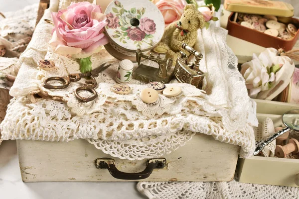 桌上放有老式缝纫用品和鞋带的白色木制抽屉 — 图库照片