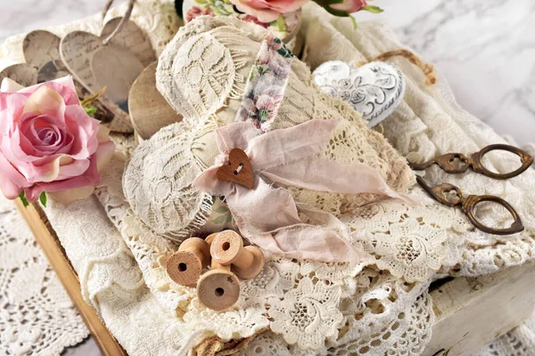 Vit Trälåda Med Vintagesömnad Handgjort Textilhjärta Och Spetsig Utsikt — Stockfoto