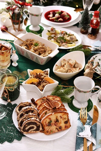 传统的波兰平安夜佳肴放在节日桌上 桌上有绿色和白色桌布和装饰 — 图库照片
