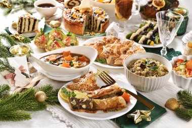 Geleneksel Polonya Noel yemeği için sazan balığı, mantar çorbası, lahana turşusu, puf böreği, ringa balığı, salata ve hamur işi. 