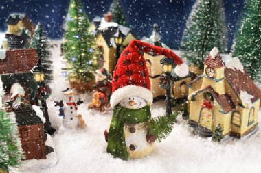 Noel Baba şapkalı sevimli bir kardan adam sokağın ortasında duruyor. Karlı bir Noel gecesinde küçük bir kasabada evleri var. 