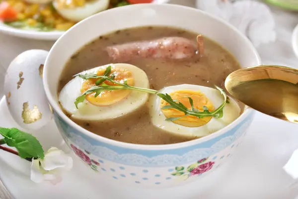 Eine Schüssel Traditioneller Polnischer Weißer Borschtsch Mit Gekochter Eierwurst Und Stockfoto