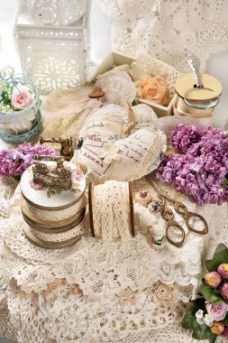 Bağcıklı, dantelli ve masada duran dikiş malzemeleriyle dolu bir hayat. 