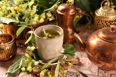 Mutfak masasında bir fincan taze ıhlamur çayı.