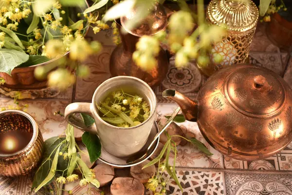 Stock image Top view of a cup of freshly brewed linden tea on the kitchen table