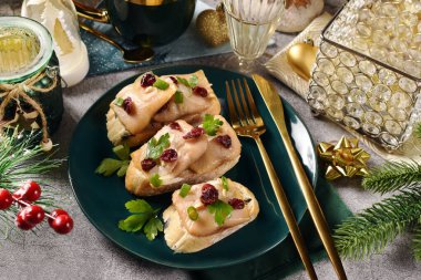 Küçük kanepeli yeşil tabak. Ringa filetosu ve Noel masasında yaban mersini. 