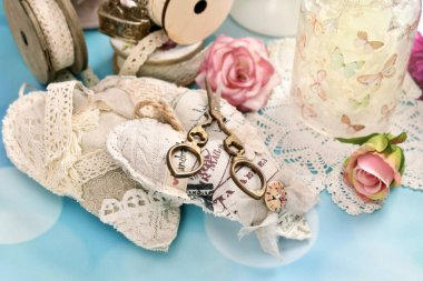 Kaliteli el yapımı kalpler, dikiş malzemeleri ve masada duran dantel süsler. 