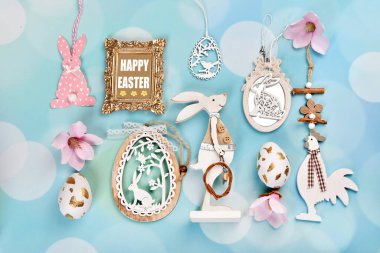 Paskalya düzlüğü çeşitli mevsimlik dekorlar, yumurtalar ve çiçeklerin pastel renklerde koleksiyonu ile yatıyordu