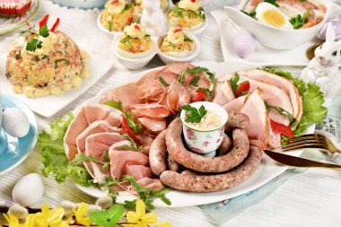 Bir tabak sosis, baharatlı yumurta ve geleneksel sebze salatasıyla Paskalya kahvaltısı. 