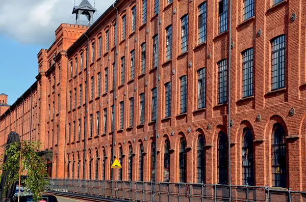 Eski bir tekstil fabrikasında pahalı daireleri olan tuğla bina restore edildi ve Lodz şehrinde çatı katına dönüştürüldü. 