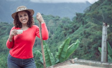 Un hermosa mujer campesina secando su cafe