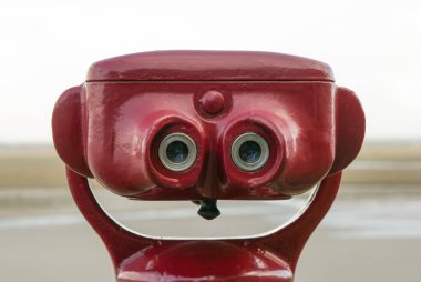 Bozuk parayla çalışan kırmızı dürbünle sahil görünümü