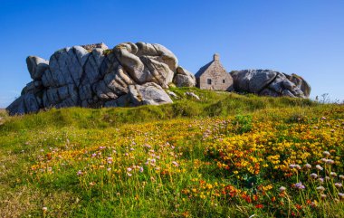 Meneham, Brittany, Fransa 'da kayalarla çevrili küçük bir ortaçağ gözetleme evi.