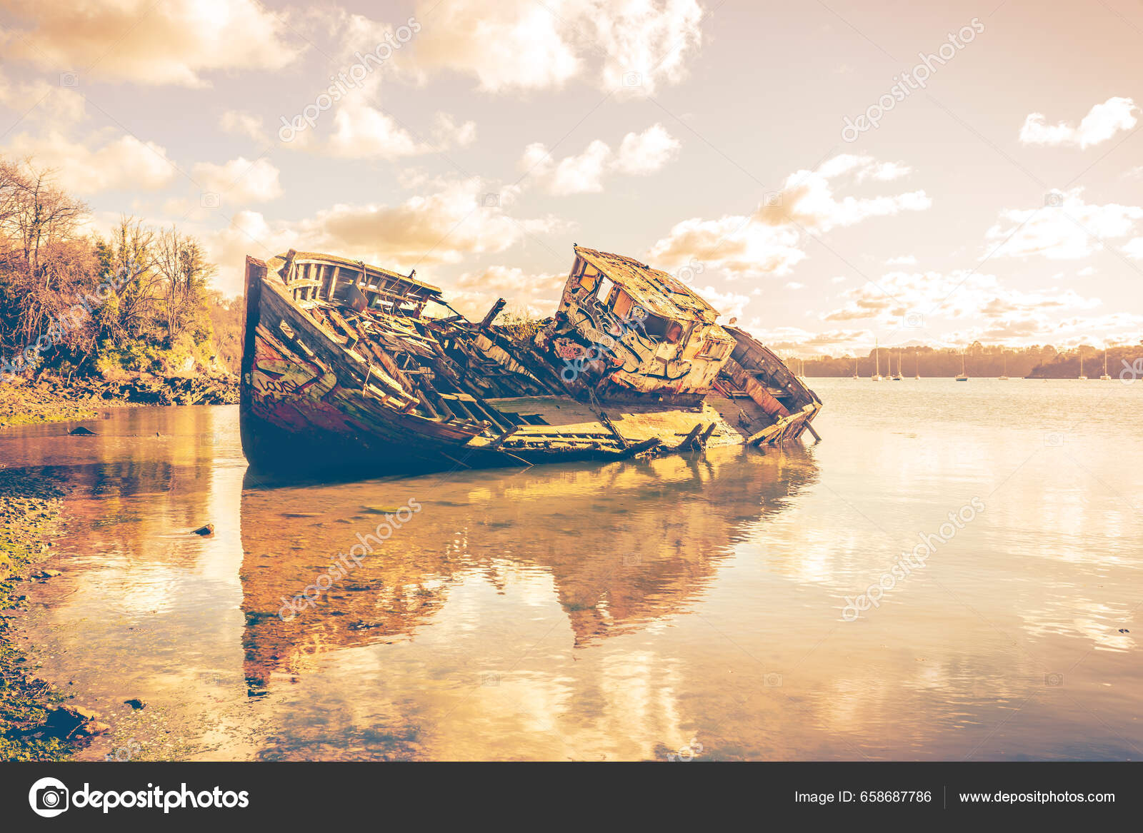 Wreck of a wooden fishing boat abandonedon the shore, Quelmer near  Saint-Malo, France. Real photography — Photo