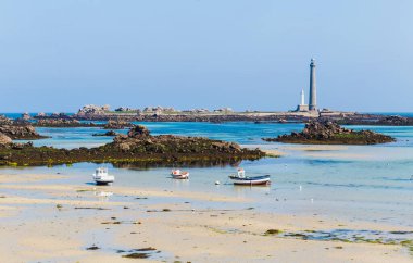 Finistere, Plouguerneau, Brittany, Fransa 'nın kuzey kıyısındaki Ile vierge deniz feneri ve plajı