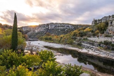 Roma zafer kemeri, Orange City 'deki tarihi anıt binası, güneydoğuda Provence-Alpes-Cote d' Azur bölgesinde Vaucluse departmanı, Fransa 'da dikey fotoğrafçılık