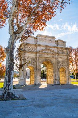 Roma zafer kemeri, Orange City 'deki tarihi anıt binası, güneydoğuda Provence-Alpes-Cote d' Azur bölgesinde Vaucluse departmanı, Fransa 'da dikey fotoğrafçılık