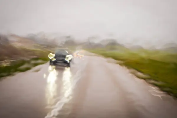 在雨中开车 产生了一种印象主义的效果和一个模糊的形象移动的汽车 摄影记录 — 图库照片
