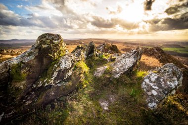 Gün batımında Roch Trevezel arka planda olacak. Fotoğraf: Brittany, Kuzey-Batı Fransa