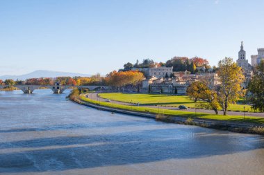 Avignon şehri ve köprüsü, sonbaharda Rhone Nehri üzerindeki ünlü ortaçağ Papalık kenti. Fotoğraf: Provence, Fransa