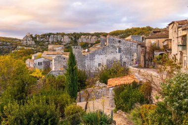 Balazuc köyünün çatılarına bakan, tanınmış tarihi miras ve Les Plus Beaux Villages de France derneğinin üyesi. Fransa 'da dikey fotoğrafçılık