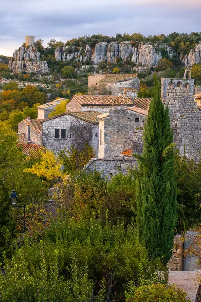 Ardeche nehri üzerindeki ortaçağ köyü Balazuc. Fransa 'da dikey fotoğrafçılık