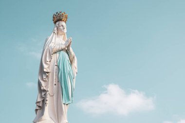 Lourdes, Fransa - 28 Ağustos 2021: Fransa 'nın Lourdes Mabedi' nde taç giymiş Bakire Meryem 'in heykeli. Hıristiyanlar için ibadet ve hac yeri
